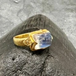 Steven Battelle 4.9 Carats Rainbow Moonstone 18k Gold Ring -Mode Bijouterie Magasin 8BFBC653 2A14 414A BFAA E1F173517A05 master
