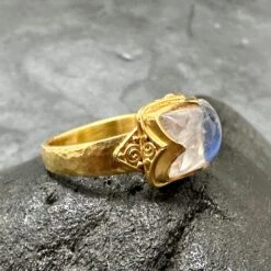 Steven Battelle 4.9 Carats Rainbow Moonstone 18k Gold Ring -Mode Bijouterie Magasin 97CE26AD 9431 4F81 938E 67922E230710 master