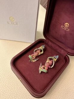 Rosior One-Off Seahorse Earrings With Diamonds, Sapphires, Emeralds And Rubies 15 Rosior One-Off Seahorse Earrings With Diamonds, Sapphires, Emeralds And Rubies -Mode Bijouterie Magasin 99F4D3D9 8152 4455 B643 17C5B6B576C0 master