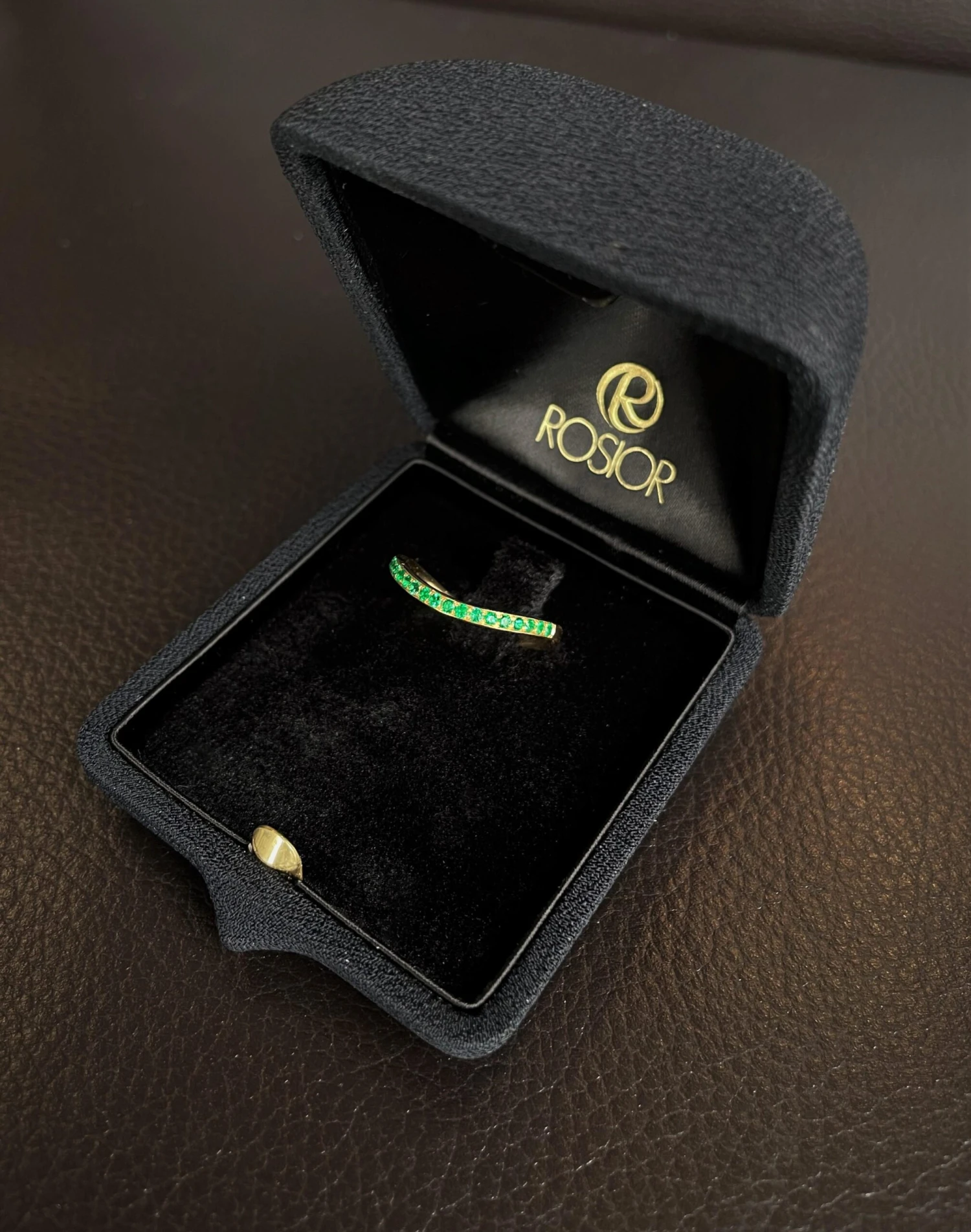 Rosior Emerald "Half Eternity" Shaped Band Ring Set In Yellow Gold 6 Rosior Emerald "Half Eternity" Shaped Band Ring Set In Yellow Gold – Image 4