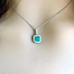 Halo Diamond And Emerald Pendant White Gold Drop Pendant Necklace -Mode Bijouterie Magasin A6FD99A3 7418 4A63 B84C EEBDD9B8719C master