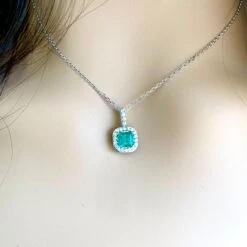 Halo Diamond And Emerald Pendant White Gold Drop Pendant Necklace -Mode Bijouterie Magasin AB460F6E 6CAD 413E BA6B 65B664E2579E master