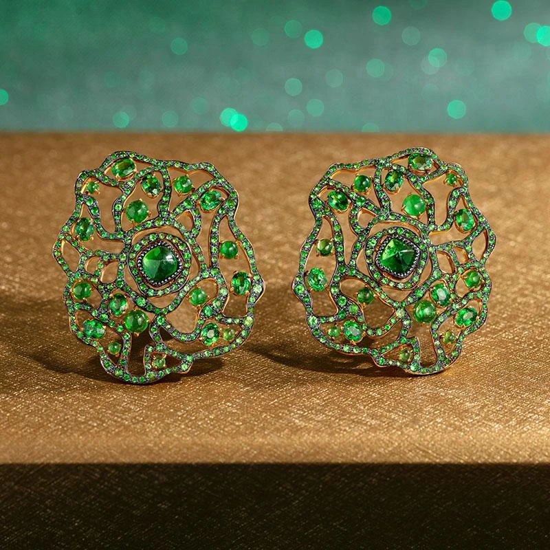 18 Karat Yellow Gold And Tsavorites Earclips 6 18 Karat Yellow Gold And Tsavorites Earclips – Image 4