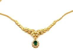 Unknown Colombian Emerald & Diamond Necklace In 18k Yellow Gold 14 Unknown Colombian Emerald & Diamond Necklace In 18k Yellow Gold -Mode Bijouterie Magasin Artboard 12necklaces master
