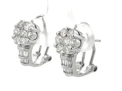 Unknown Baguette And Round Brilliant Diamond Flower Huggie Earrings In 14k White Gold -Mode Bijouterie Magasin Artboard 18 master 1