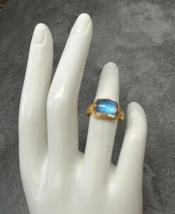 Steven Battelle 4.9 Carats Rainbow Moonstone 18k Gold Ring -Mode Bijouterie Magasin BF796E45 DC74 4C3C A204 42701A1670F2 master