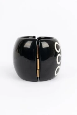 Chanel Black Bakelite Bracelet, 2001 12 Chanel Black Bakelite Bracelet, 2001 -Mode Bijouterie Magasin BRAB102 2 master