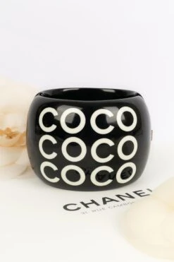 Chanel Black Bakelite Bracelet, 2001 18 Chanel Black Bakelite Bracelet, 2001 -Mode Bijouterie Magasin BRAB102 8 master