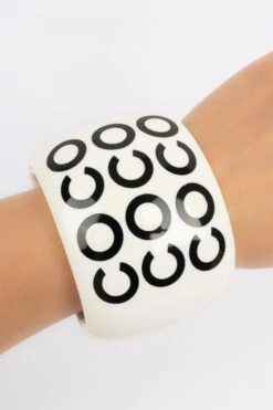 Chanel White Bakelite Bracelet, 2001 21 Chanel White Bakelite Bracelet, 2001 -Mode Bijouterie Magasin BRAB103 10 master