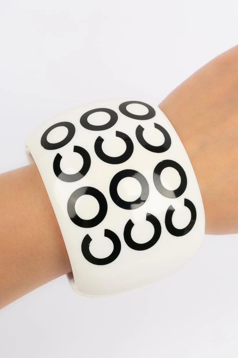 Chanel White Bakelite Bracelet, 2001 12 Chanel White Bakelite Bracelet, 2001 – Image 10