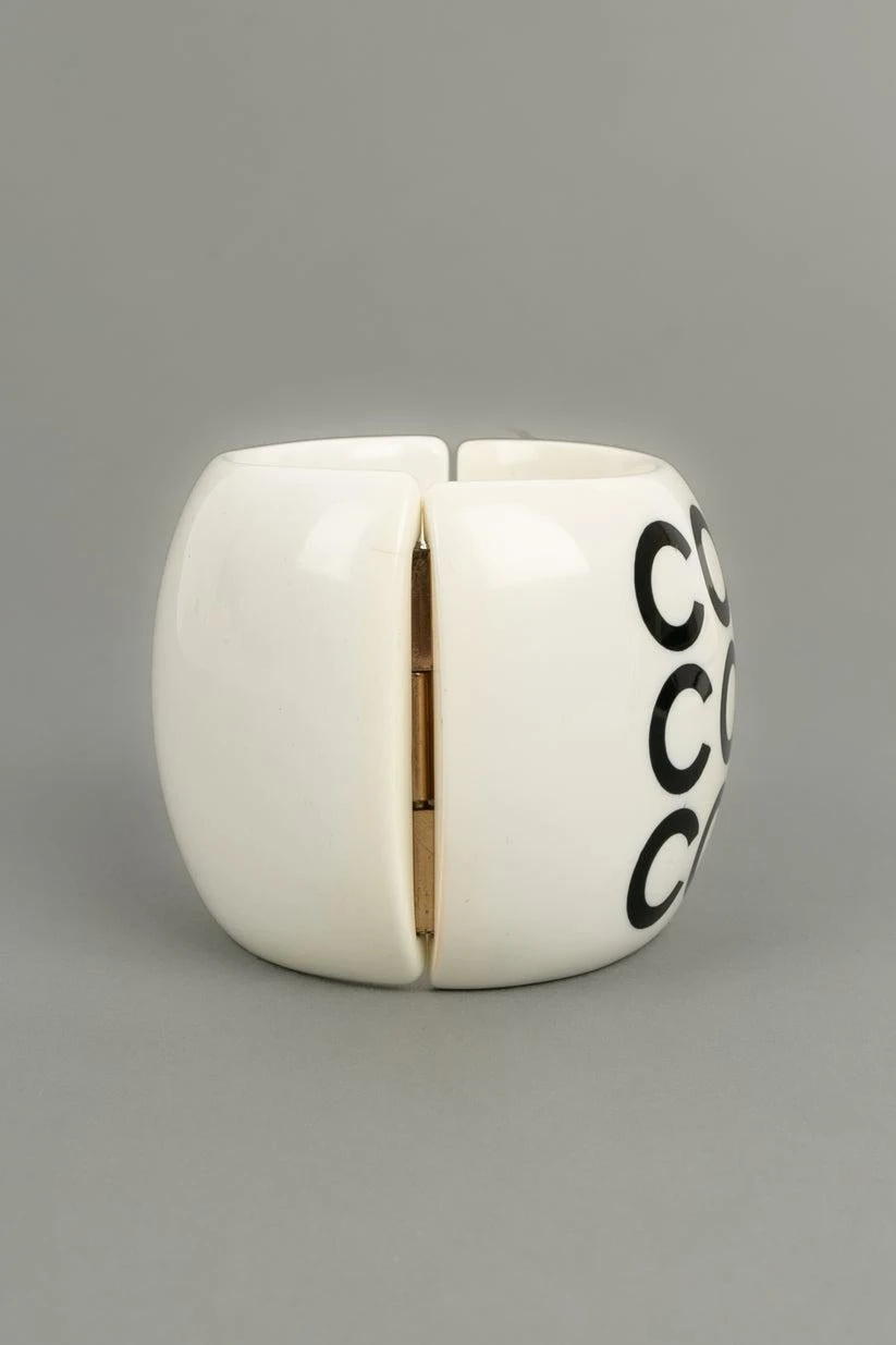Chanel White Bakelite Bracelet, 2001 5 Chanel White Bakelite Bracelet, 2001 – Image 3