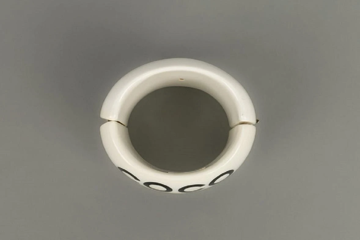Chanel White Bakelite Bracelet, 2001 7 Chanel White Bakelite Bracelet, 2001 – Image 5