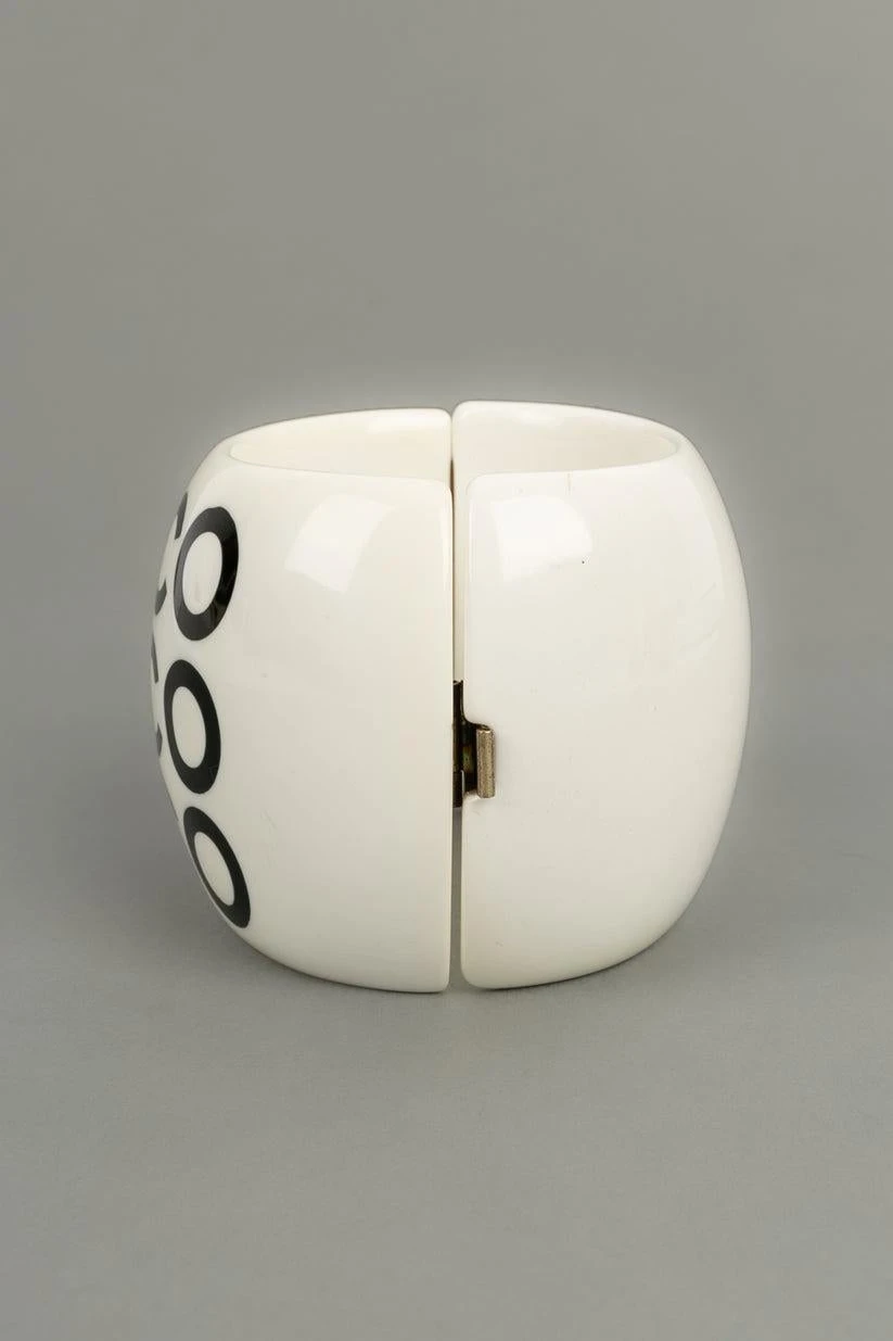 Chanel White Bakelite Bracelet, 2001 8 Chanel White Bakelite Bracelet, 2001 – Image 6