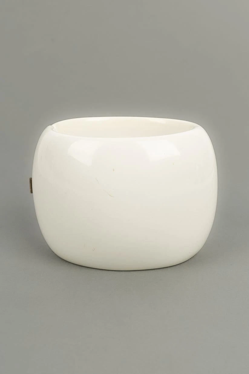 Chanel White Bakelite Bracelet, 2001 10 Chanel White Bakelite Bracelet, 2001 – Image 8