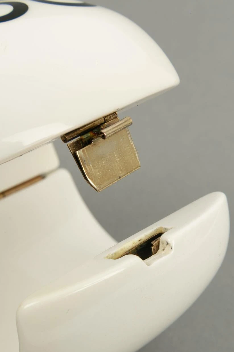 Chanel White Bakelite Bracelet, 2001 11 Chanel White Bakelite Bracelet, 2001 – Image 9