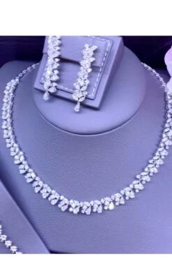 Amazing 23, 14 Carats Of Diamonds On Parure In Gold 13 Amazing 23, 14 Carats Of Diamonds On Parure In Gold -Mode Bijouterie Magasin CB1E2396 1848 44A1 A63B FD835C9853E2 master