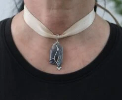 Australian Opal Horse 18 Karat White Gold Diamonds Pendant Necklace 18 Australian Opal Horse 18 Karat White Gold Diamonds Pendant Necklace -Mode Bijouterie Magasin COL CAV2500 11 master