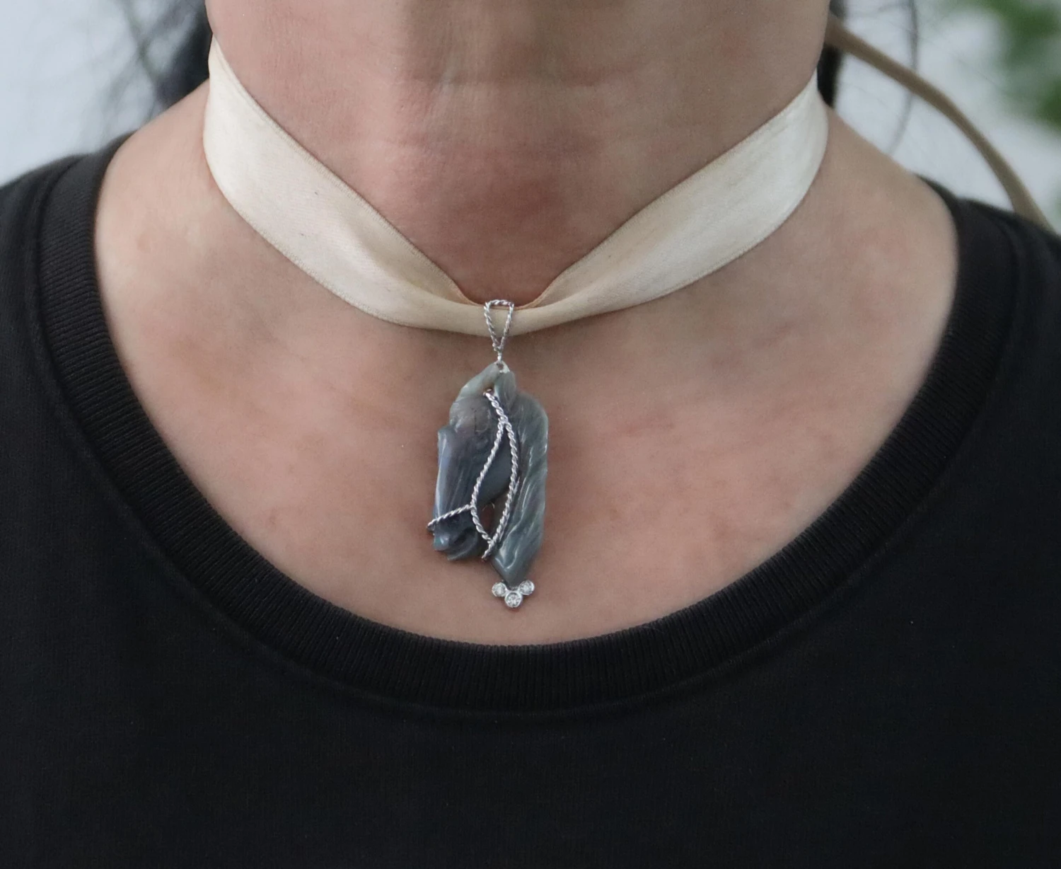 Australian Opal Horse 18 Karat White Gold Diamonds Pendant Necklace 9 Australian Opal Horse 18 Karat White Gold Diamonds Pendant Necklace – Image 7