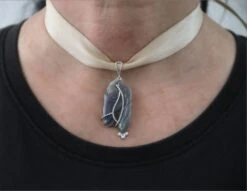 Australian Opal Horse 18 Karat White Gold Diamonds Pendant Necklace 19 Australian Opal Horse 18 Karat White Gold Diamonds Pendant Necklace -Mode Bijouterie Magasin COL CAV2500 12 master