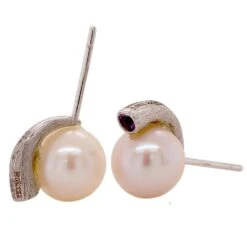 Fei Liu Amethyst And Pearl 18 Karat Gold Textured Stud Earrings 10 Fei Liu Amethyst And Pearl 18 Karat Gold Textured Stud Earrings -Mode Bijouterie Magasin DAW 750W 208 WSPA back master