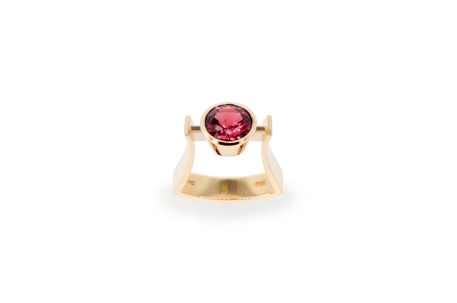 Round 4.49 Carat Crimson Rhodolite Garnet Fashion Ring 4 Round 4.49 Carat Crimson Rhodolite Garnet Fashion Ring – Image 2