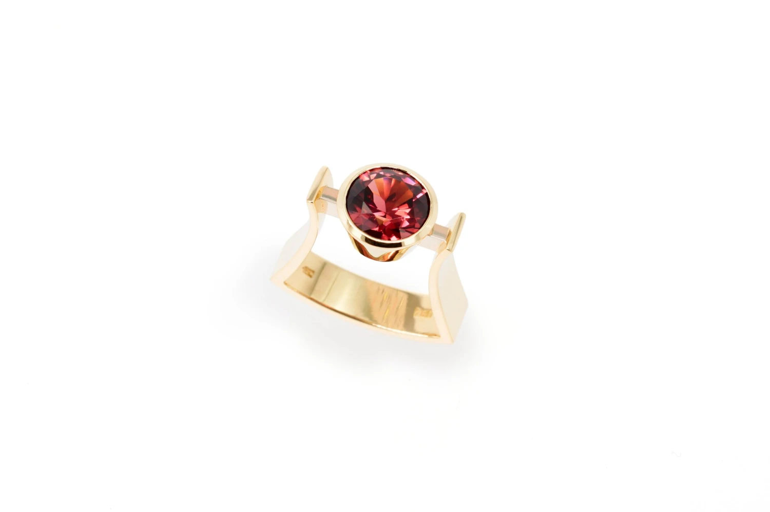 Round 4.49 Carat Crimson Rhodolite Garnet Fashion Ring 6 Round 4.49 Carat Crimson Rhodolite Garnet Fashion Ring – Image 4