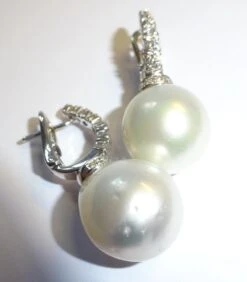 18 Karat White Gold Diamond And Pearl Dangle Earrings 11 18 Karat White Gold Diamond And Pearl Dangle Earrings -Mode Bijouterie Magasin DSC01555 master