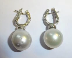 18 Karat White Gold Diamond And Pearl Dangle Earrings 8 18 Karat White Gold Diamond And Pearl Dangle Earrings -Mode Bijouterie Magasin DSC01556 master
