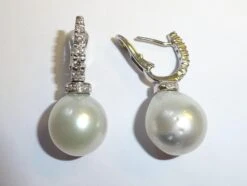 18 Karat White Gold Diamond And Pearl Dangle Earrings 9 18 Karat White Gold Diamond And Pearl Dangle Earrings -Mode Bijouterie Magasin DSC01557 master