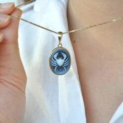 Hand-Carved Cancer Zodiac Agate Cameo 925 Sterling Silver Pendant Necklace 23 Hand-Carved Cancer Zodiac Agate Cameo 925 Sterling Silver Pendant Necklace -Mode Bijouterie Magasin DSC2696 master