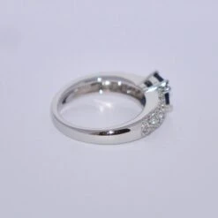 Unknown Engagement Ring Sapphire White Diamonds White Gold 18 Karat -Mode Bijouterie Magasin DSC 0003 3 master