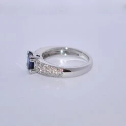 Unknown Engagement Ring Sapphire White Diamonds White Gold 18 Karat -Mode Bijouterie Magasin DSC 0006 master