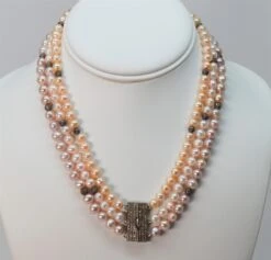 Unknown Triple Strand Blush Pearls W Diamond Silver Enhancements -Mode Bijouterie Magasin DSC 0148 master