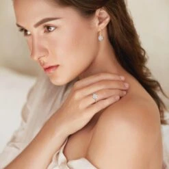 Unknown Fleur Diamond Cluster Ring And Earrings Set In White Top Yellow Edge 25 Unknown Fleur Diamond Cluster Ring And Earrings Set In White Top Yellow Edge -Mode Bijouterie Magasin E0490 R4182 D2 YG Model master