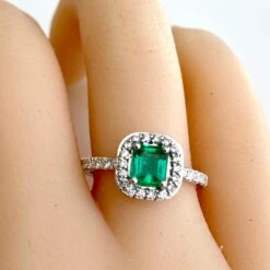 Emerald Shaped Colombia Emerald Diamond Platinum Cocktail Cluster Ring -Mode Bijouterie Magasin EF475C10 0917 4996 95FD 6E0E5E024A05 master