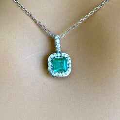 Halo Diamond And Emerald Pendant White Gold Drop Pendant Necklace -Mode Bijouterie Magasin EF59CCF6 DA25 4026 8EDC A3BCCC2D6674 master