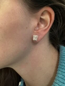 18 Karat Rose Gold Natural Diamonds Illusion Halo Cluster Emerald Stud Earrings 8 18 Karat Rose Gold Natural Diamonds Illusion Halo Cluster Emerald Stud Earrings -Mode Bijouterie Magasin ELE158 master