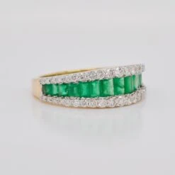 18 Karat Gold Emerald Baguette Diamond Contemporary Wedding Band Ring -Mode Bijouterie Magasin Emerald Classic Ring Vaibhav Dhadda Jewellery 0000 DSC2806 master