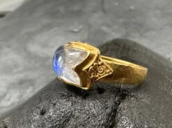 Steven Battelle 4.9 Carats Rainbow Moonstone 18k Gold Ring -Mode Bijouterie Magasin F22BF478 5E7F 43A7 B4A6 3BA0ACB1FF02 master
