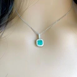 Halo Diamond And Emerald Pendant White Gold Drop Pendant Necklace -Mode Bijouterie Magasin F345C1A4 33CA 49CA 84AF 9241F995AFE3 master