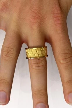 18k Gold Ring With Temple Of Persepolis Bas-Reliefs, Jāwīdān Warriors 20 18k Gold Ring With Temple Of Persepolis Bas-Reliefs, Jāwīdān Warriors -Mode Bijouterie Magasin FID 048 AN 20 master