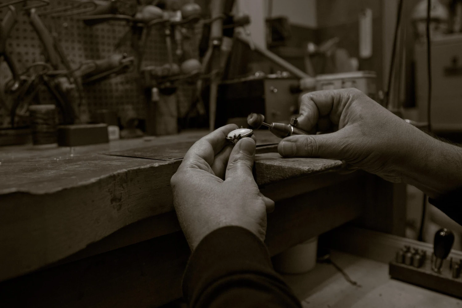 Butterfly Brooch With Pink Red And Blue Sapphires Diamonds In 18Kt Rose Gold 10 Butterfly Brooch With Pink Red And Blue Sapphires Diamonds In 18Kt Rose Gold – Image 8