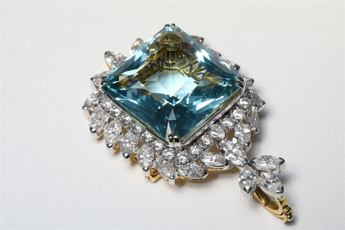 Unknown 35.54 Carat Aquamarin 7.39 Carat Diamond Pendant, Brooch 18k Gold 3 Unknown 35.54 Carat Aquamarin 7.39 Carat Diamond Pendant, Brooch 18k Gold – Image 2