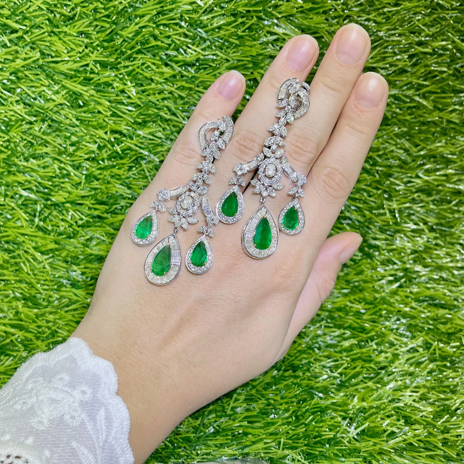 Unknown Chandelier Earrings Emeralds 8.45 Carats And Diamonds 9.44 Carats 4 Unknown Chandelier Earrings Emeralds 8.45 Carats And Diamonds 9.44 Carats – Image 2