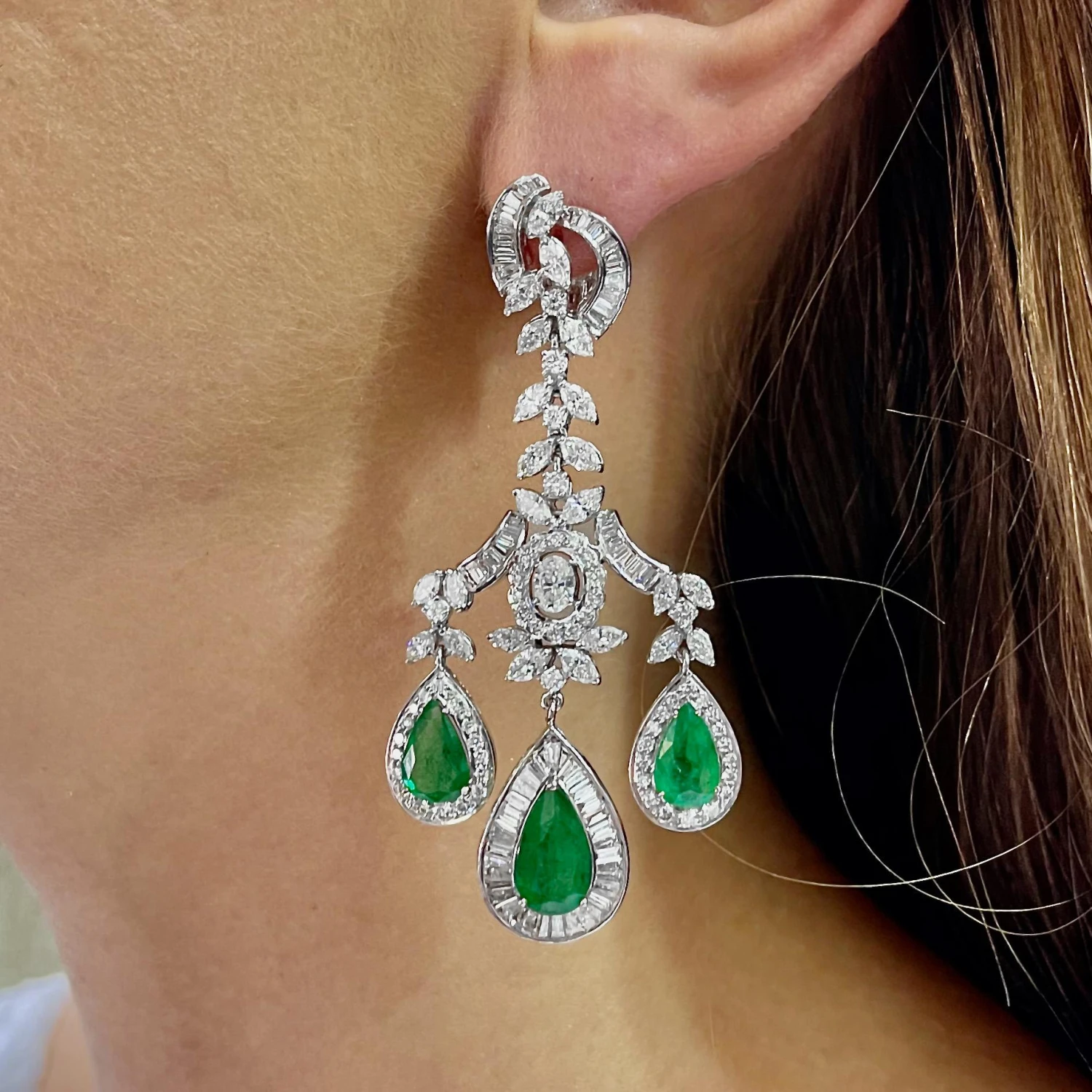 Unknown Chandelier Earrings Emeralds 8.45 Carats And Diamonds 9.44 Carats 5 Unknown Chandelier Earrings Emeralds 8.45 Carats And Diamonds 9.44 Carats – Image 3