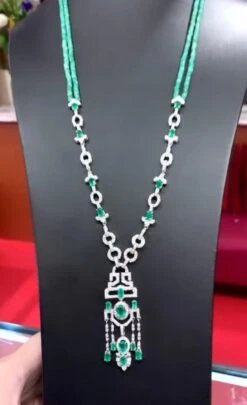 Amazing Art Deco Design With 15.65 Carats Of Emeralds And Diamonds On Necklace 9 Amazing Art Deco Design With 15.65 Carats Of Emeralds And Diamonds On Necklace -Mode Bijouterie Magasin IMG 0889 master