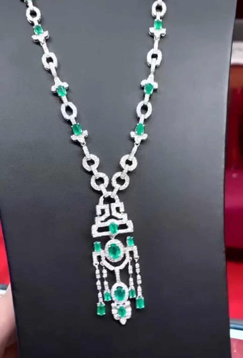 Amazing Art Deco Design With 15.65 Carats Of Emeralds And Diamonds On Necklace 6 Amazing Art Deco Design With 15.65 Carats Of Emeralds And Diamonds On Necklace – Image 4