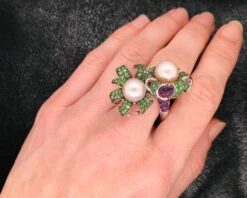 Unknown Cocktail Ring Cultured Pearl Emerald Amethyst Diamonds Ruby White Gold 18 Karat -Mode Bijouterie Magasin IMG 0923 master