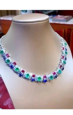 Amazing Necklace With 32.86 Carats Of Emeralds, Rubies, Sapphires And Diamonds -Mode Bijouterie Magasin IMG 1284 master