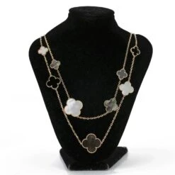 Van Cleef & Arpels Magic Alhambra 16 Motifs Onyx And Mother-of-pearl Long Neckla 11 Van Cleef & Arpels Magic Alhambra 16 Motifs Onyx And Mother-of-pearl Long Neckla -Mode Bijouterie Magasin IMG 1367 master